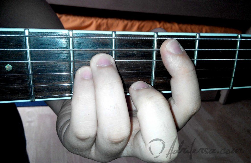 Acordes de quinta - posición de la mano en la guitarra. Tónica en la quinta cuerda